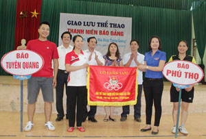 Lãnh đạo 4 báo Đảng Phú Thọ, Hòa Bình, Tuyên Quang, Yên Bái chứng kiến trao cờ luân lưu đăng cai giải thể thao tuổi trẻ báo Đảng năm 2014 giữa chi đoàn Phú Thọ và Tuyên Quang.